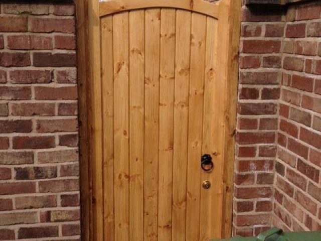 4601329745 Double wooded gates.