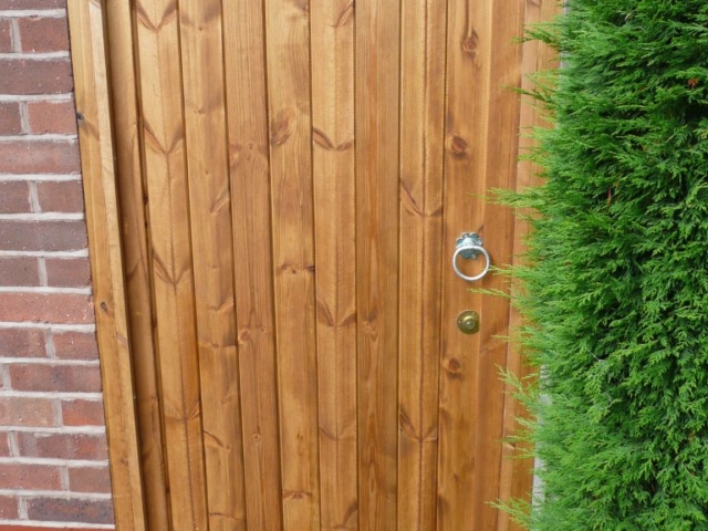 4601329746 Double wooden gates.