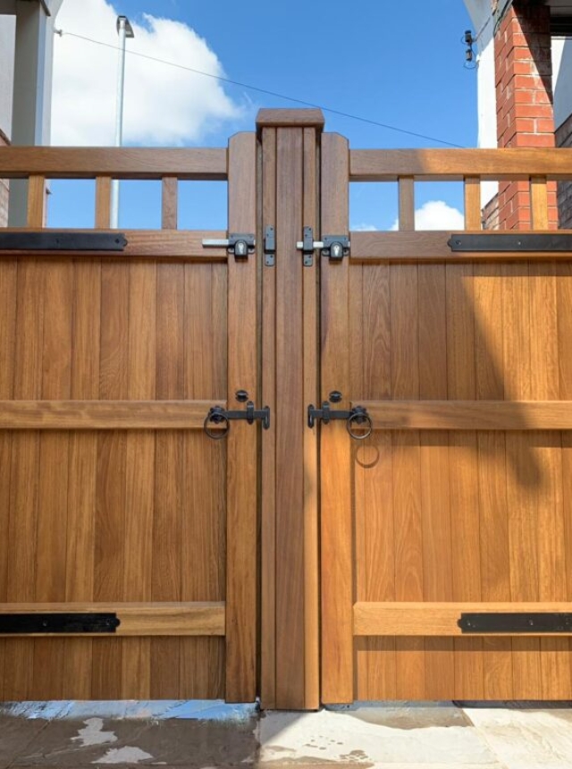Iroko Cheshire Design Light Oak Stain With Cladded Post Rear