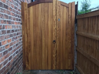 iroko hardwood lymm asymmetric single gate design sheer natural oil front 2cran 768x1024