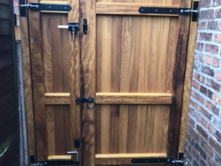 iroko hardwood lymm asymmetric single gate design sheer natural oil rear 2cran 768x1024