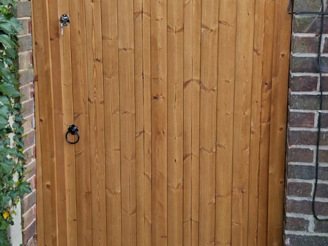 Softwood side gate – village