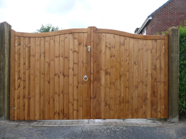 double wooden gate – driveway double wooden gate - driveway