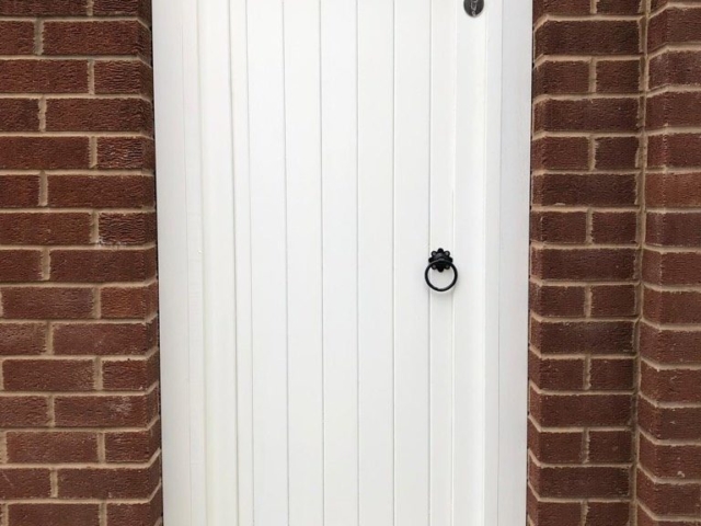 Hardwood side gate in frame in white finish