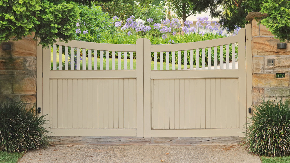 wooden-driveway-gate